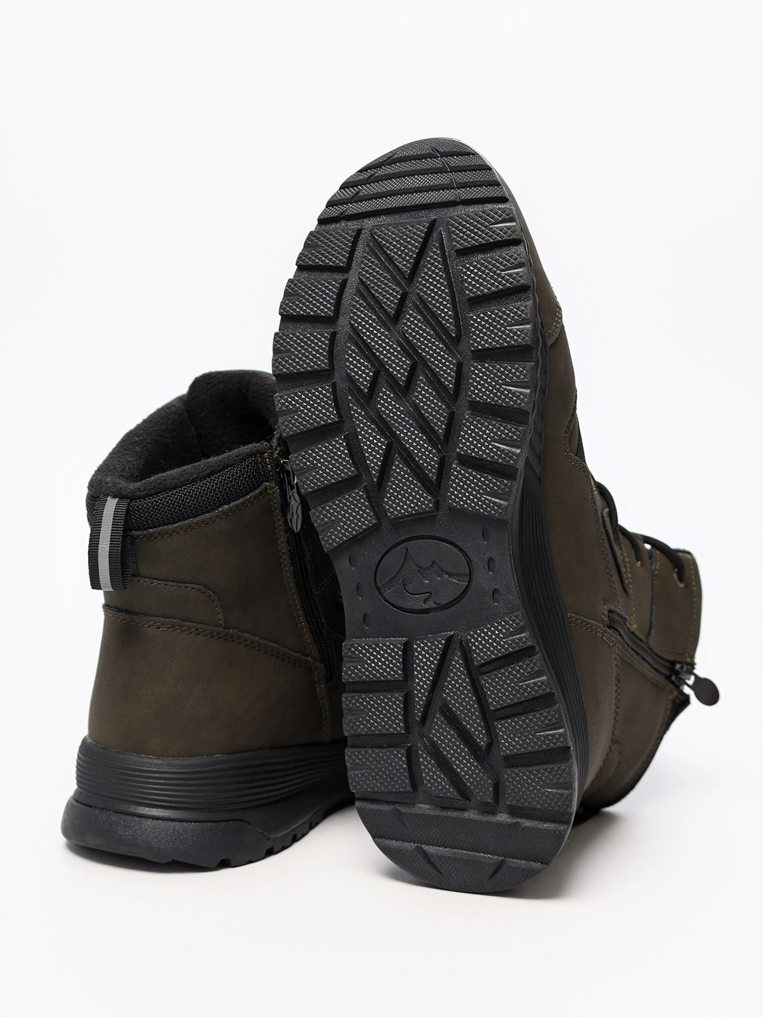 Ботинки цвета хаки на средней рельефной подошве